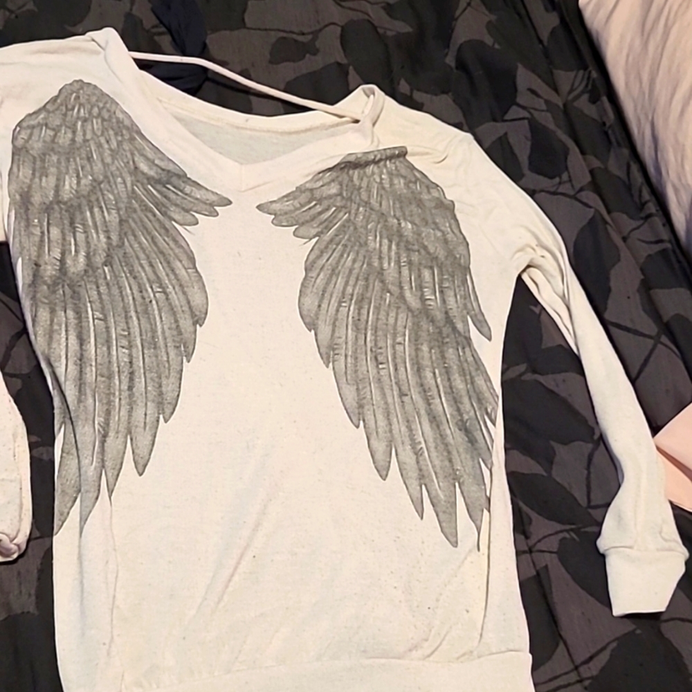 Womans long sleeve,V back with wings